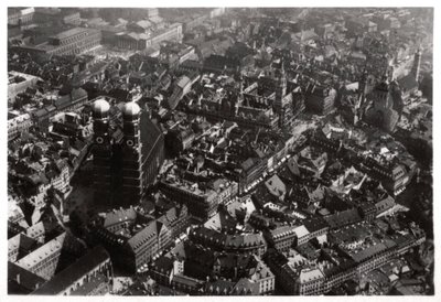 Vista aerea della Frauenkirche, Monaco, Germania, da un dirigibile, c1931 1933 da Unbekannt