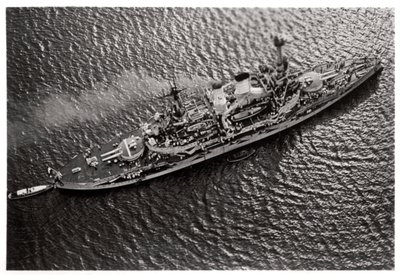 Vista aerea della nave da battaglia tedesca SMS Schlesien, da un dirigibile, c1931-1933 da Unbekannt