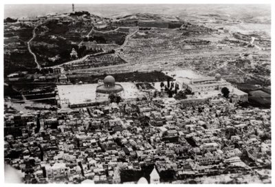 Vista aerea della Moschea di Omar, Gerusalemme, Palestina, da un dirigibile, 1931-1933 da Unbekannt
