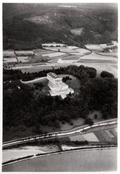 Veduta aerea del Tempio di Walhalla, vicino a Ratisbona, Germania, da un dirigibile, c1931 1933 da Unbekannt