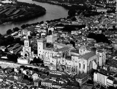 Vista aerea del Palazzo dei Papi (1335-1355) e della Cattedrale Notre Dame des Doms (Notre-Dame-des-Doms) (XII secolo). Avignone, Vaucluse da Unbekannt