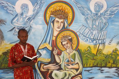 Uomo africano che legge la Bibbia, Togo Ville, Togo da Unbekannt