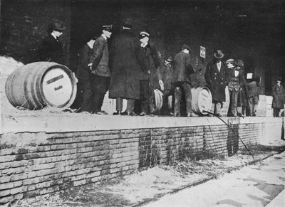 Dopo la dichiarazione di guerra: birra tedesca sequestrata in un deposito doganale italiano, 1915 da Unbekannt
