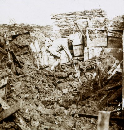 Conseguenze di un proiettile, un soldato nel cratere, c1914-c1918 da Unbekannt