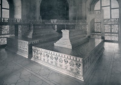 Agra, Tombe di Mumtaz-I-Mahal e Shahjehan nel Taj, c1920 da Unbekannt