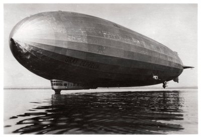Dirigibile LZ127 Graf Zeppelin che atterra sul Lago di Costanza, Germania, 1933 da Unbekannt