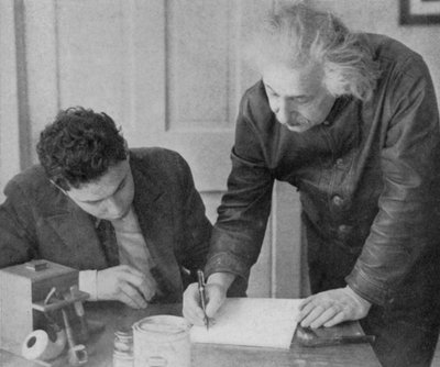 Albert Einstein, matematico e fisico tedesco-svizzero-americano, con uno studente da Unbekannt