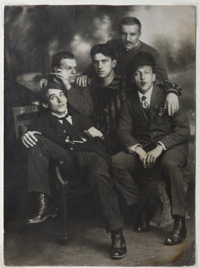 Aleksei Kruchenykh, David Burliuk, Vladimir Mayakovsky, Nikolai Burliuk e Benedikt Livshits, 1913 da Unbekannt