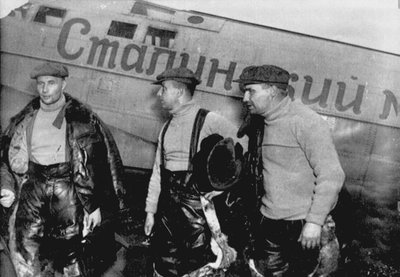 Alexander Belyakov, Georgiy Baidukov e Valery Chkalov vicino al loro aereo, 20 giugno 1937 da Unbekannt