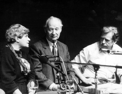 Alexander Dubcek con la signora Rita Klimova, poi ambasciatrice cecoslovacca negli Stati Uniti, e Vaclav Havel, durante una conferenza stampa del Forum Civico il 24 novembre da Unbekannt