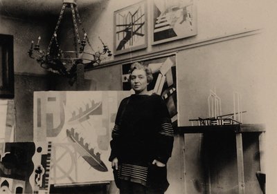 Alexandra Exter nel suo studio di Parigi da Unbekannt