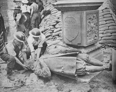Raid notturno sulla capitale britannica - Statua di John Milton, 1940 da Unbekannt