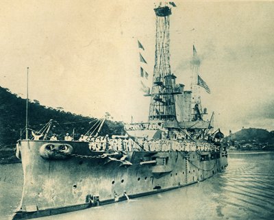 La nave da battaglia americana Missouri che attraversa il canale di Panama da Unbekannt