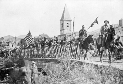 Soldati americani che entrano nel villaggio di Nonsard, vicino a Saint-Mihiel, Francia, 12-15 settembre 1918 da Unbekannt