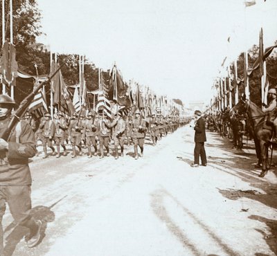 Truppe americane che marciano nella parata della vittoria, Parigi, Francia, c. 1918-c. 1919 da Unbekannt