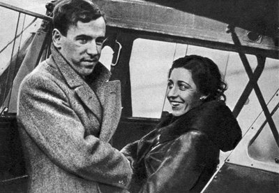Amy Johnson, aviatrice britannica, in procinto di partire per Città del Capo da Unbekannt