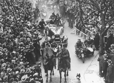 Amy Johnson guidata attraverso strade affollate, Melbourne da Unbekannt