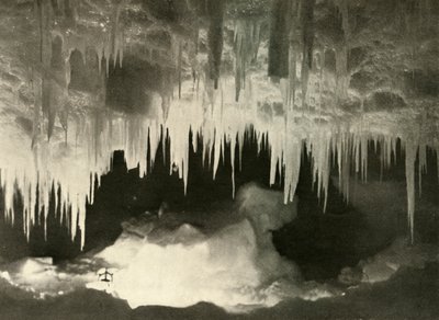 Una grotta di ghiaccio in inverno, c1908, 1909 da Unbekannt