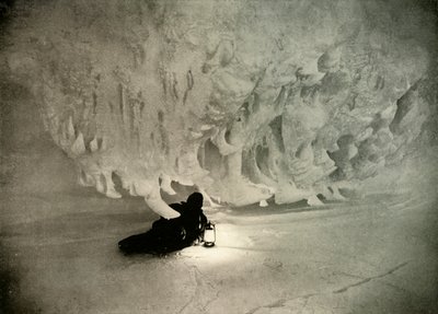 Una Grotta di Ghiaccio in Inverno, c1908, 1909 da Unbekannt