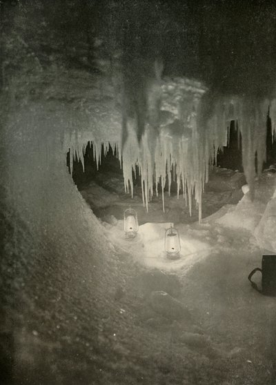 Una caverna di ghiaccio in inverno. Fotografata alla luce delle lampade a uragano, c1908, 1909 da Unbekannt