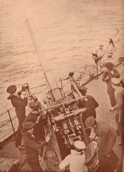Un cannone antiaereo in azione su una nave da battaglia britannica, c1917 1919 da Unbekannt