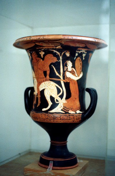 Antico vaso greco con decorazione a figure rosse, inclusa una danzatrice, V secolo a.C. da Unbekannt