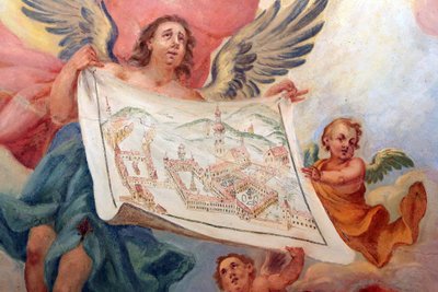 Angelo che tiene una pianta dell