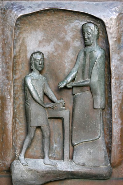 Scultura sulla porta della basilica dell