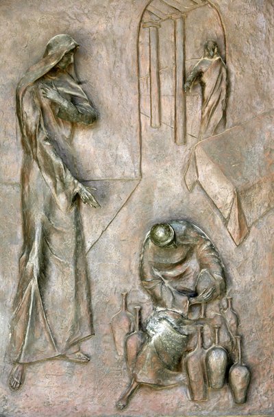 Scultura sulla porta della basilica dell