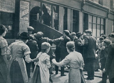 Rivolta anti-tedesca a Londra: una folla rompe le finestre di un negozio tedesco, c1914 da Unbekannt