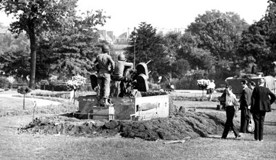 Postazione di cannoni antiaerei nel Giardino delle Tuileries, liberazione di Parigi, agosto 1944 da Unbekannt