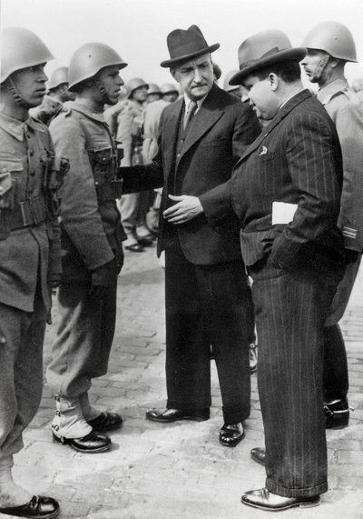 Antonio de Oliveira Salazar (1888-1970), dittatore del Portogallo dal 1932 al 1968, ispeziona le truppe durante una visita alle Azzorre, 5 aprile 1941 da Unbekannt
