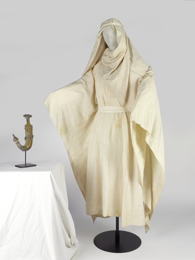 Abiti arabi e un copricapo, noto come keffiyah, appartenente a T E Lawrence da Unbekannt