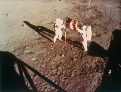 Armstrong e Aldrin dispiegano la bandiera degli Stati Uniti sulla luna, 1969 da Unbekannt