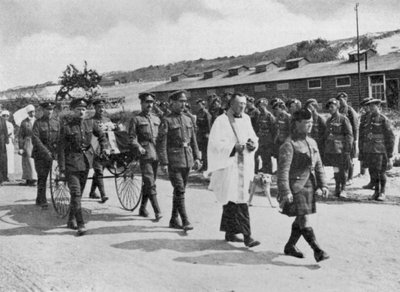 Cappellano militare che officia al funerale di un