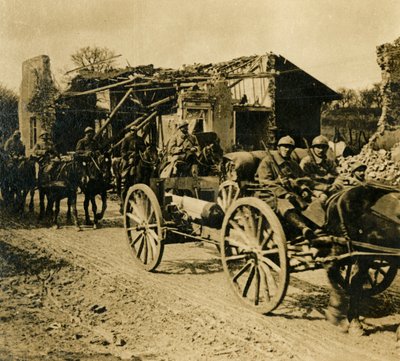 Artiglieria che attraversa Beauzée, Francia settentrionale, c1914-c1918 da Unbekannt