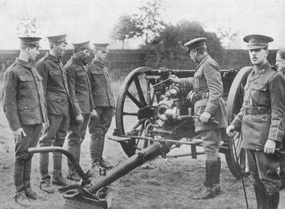 Reclute di artiglieria a cui viene spiegato il meccanismo di un cannone da 18 libbre, 1915 da Unbekannt