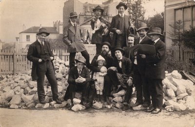 Artisti davanti a La Ruche, Montparnasse, 1914 da Unbekannt