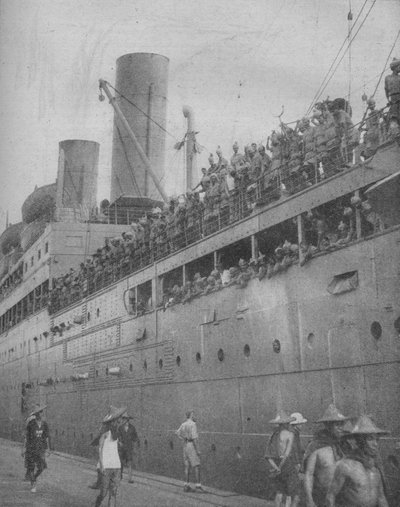 A Singapore arrivano truppe indiane per partecipare alla difesa del grande porto-fortezza, 1941 da Unbekannt