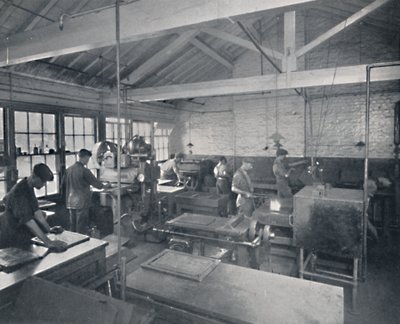 Al lavoro nella fonderia. Realizzazione di stampi in cera delle pagine, 1917 da Unbekannt