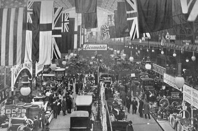 A una mostra automobilistica, Agricultural Hall, Islington, Londra da Unbekannt