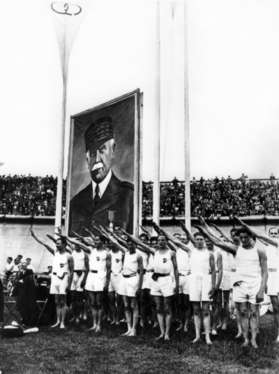 Atleti che fanno il saluto fascista, Parc des Princes, Parigi, 1941 da Unbekannt