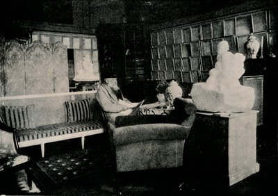 Auguste Rodin tra i suoi libri a 77 Rue De Varenne da Unbekannt
