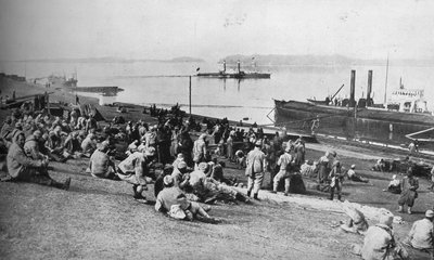Prigionieri austriaci catturati dai serbi che riposano a mezzogiorno sulle rive del Danubio, 1915 da Unbekannt