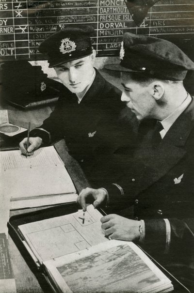 Ufficiali di navigazione BOAC che redigono un piano di volo, Seconda Guerra Mondiale, c1939-c1944 da Unbekannt