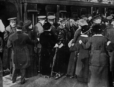 Ritorno alle trincee dalla Victoria Station, Londra, 1915 da Unbekannt
