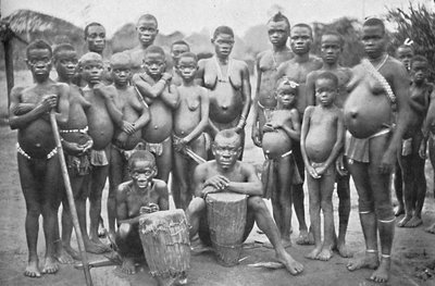 Gruppo di Pigmei Bambute con due donne Walese, 1902 da Unbekannt
