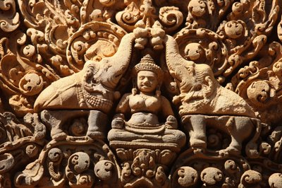 Tempio di Banteay Srei ad Angkor in Cambogia. Lakshmi, dea indù della ricchezza e moglie del dio Vishnu, è aspersa con acqua santa da due elefanti da Unbekannt