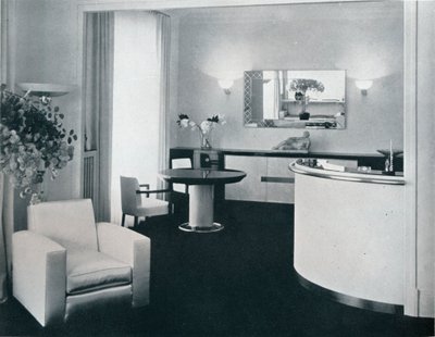 Angolo bar di una sala da pranzo progettata da Jacques Adnet da Unbekannt