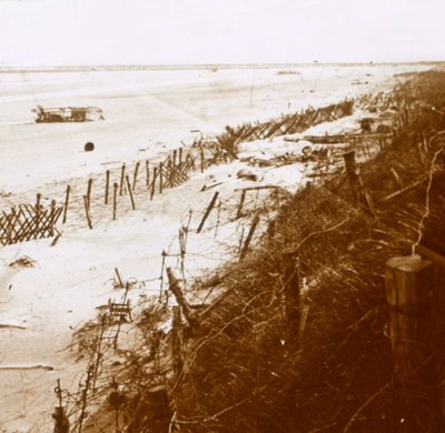 Barriere di filo spinato sulla spiaggia, Nieuwpoort-Bad, Fiandre, Belgio, c1914-c1918 da Unbekannt